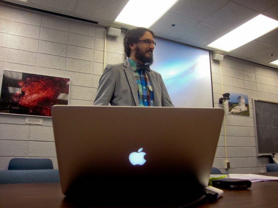 Enrique Lopez-Rodriguez dando una charla