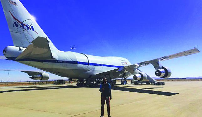 Enrique Lopez-Rodriguez junto al avión SOFIA